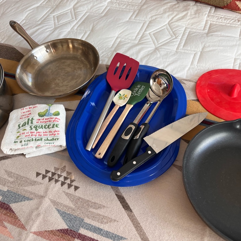 Stainless Steel and Non-Stick Cookware Set - Picture 4 of 5